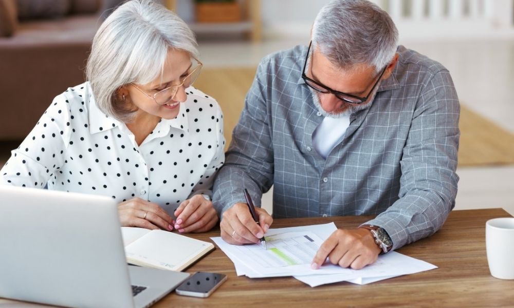What are the benefits of thinking about retirement expenses now?
